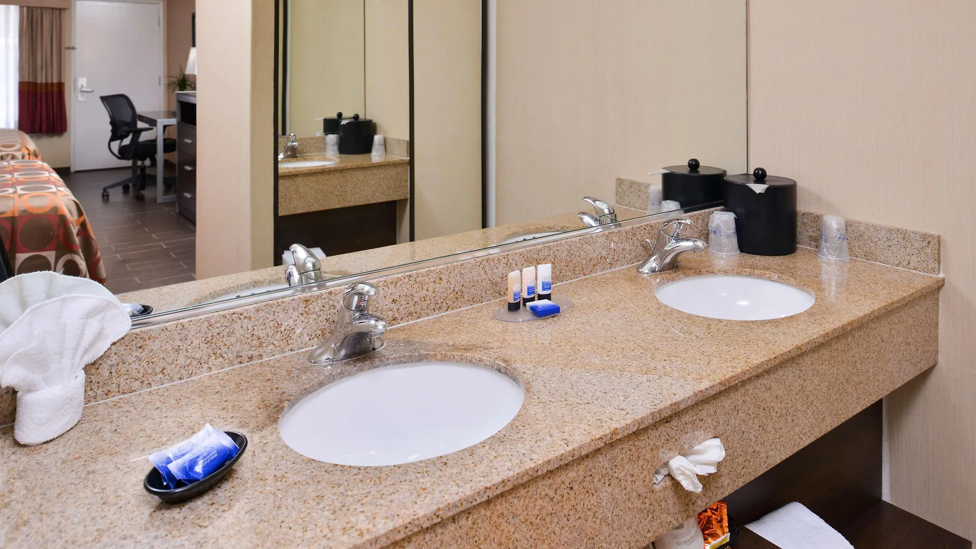 Best Western Plus Raffles Inn & Suites Anaheim 3*,  Estados Unidos da América