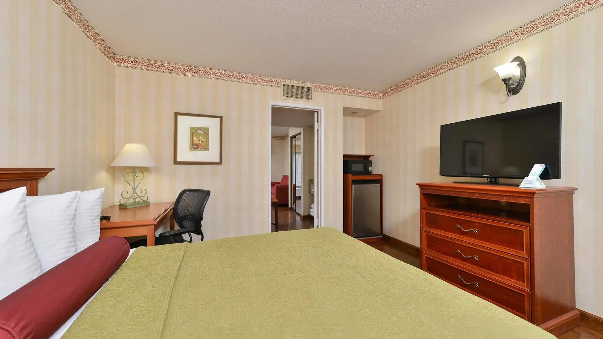 Best Western Plus Raffles Inn & Suites Anaheim Hotel