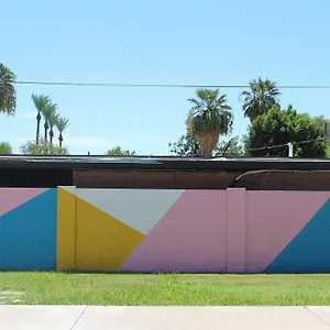 newly-remodeled-midcentury-pink-flamingo-casa-40.hotelsofphoenix.com/