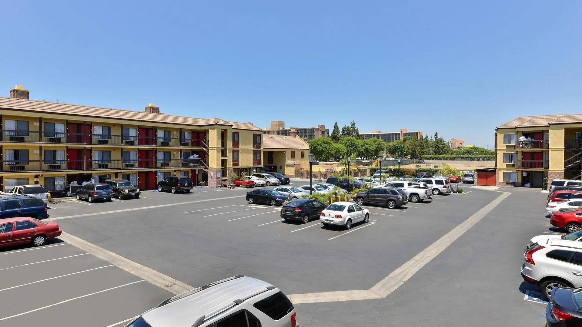Best Western Plus Raffles Inn&Suites Anaheim Hotel